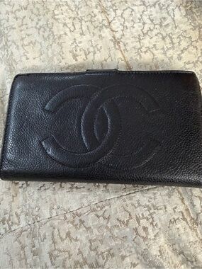 CHANEL Black Caviar Leather Card Holder with Embossed CC